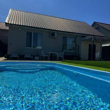 1-этажный дом с гаражом и бассейном на 5 сотках