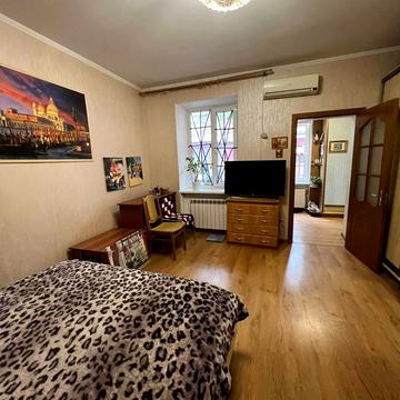 Базарна вул., 10