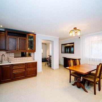 Простора дворівнева квартира в центрі!