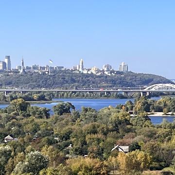 Дніпровська набережна вул., 18-Б