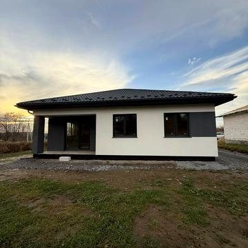 Захисників України, 17