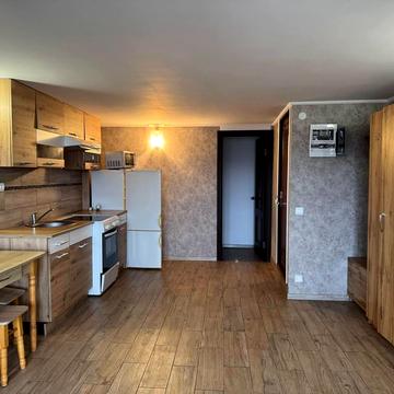 Білогірська вул., 18-Б