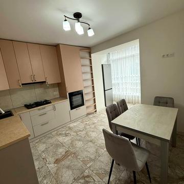 Миру вул., 100