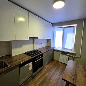 Продам 2х ж/м Красный Камень!