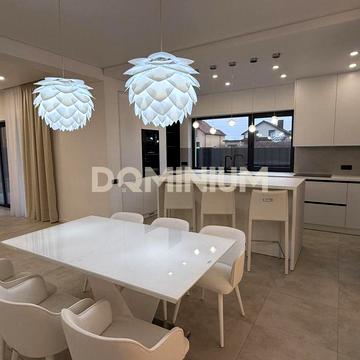 Сучасна новобудова у Виноградові  з меблями, технікою та терасою.