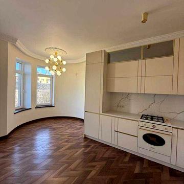 ЕЛІТНА 2-рівнева квартира в будинку Клубного типу, біля Міського Парку