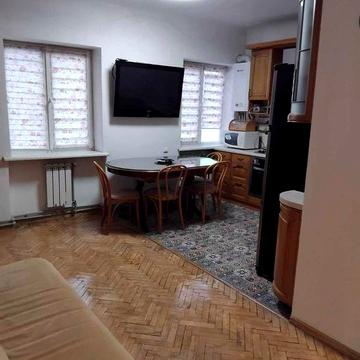 Оренда в центрі 2-х  квартири з студією-кухнею