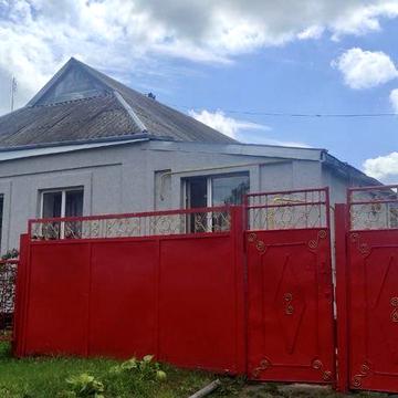 Доглянутий Жилий утеплений будинок з гаражем, літньою кухнею та садом