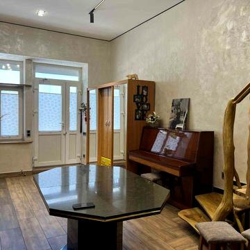 Квартира поряд з центром з двориком та ремонтом