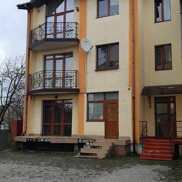 Продаж 2 к кв і кухня-студія в будинку котеджного типу біля Південного