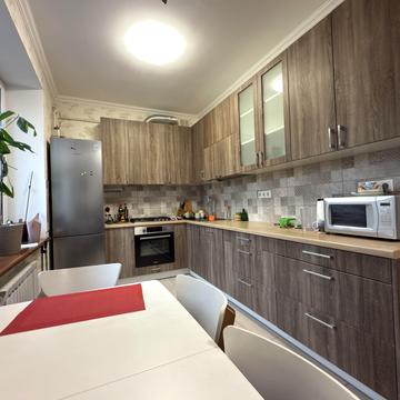 Білоруська вул., 28