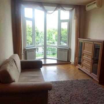 Пропоную  3-х. кімнатну квартиру в центрі, на  Галицькій  площі