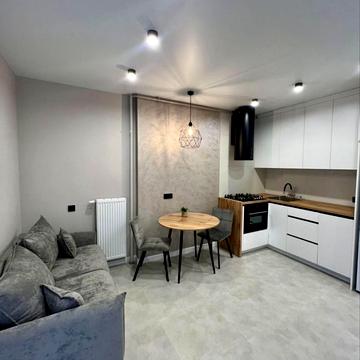 Угорська вул., 12