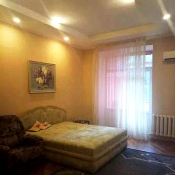 Лаврська вул. (Січневого Повстання), 6