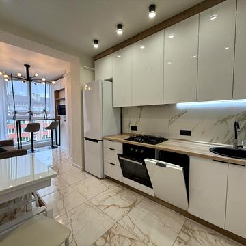 Молодіжна вул., 2