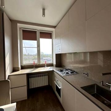 Москалівська вул. (Жовтневої Революції), 1