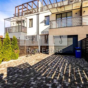 Продаж 4к таунхаусу з ремонтом, вул. Центральна, Осокорки, є генератор