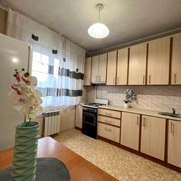 Двохкімнатна з мінімальним оформленням. Сертифікат - так!