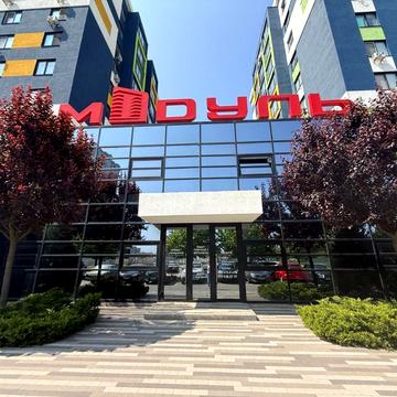 Леоніда Бірюкова бульв., 7