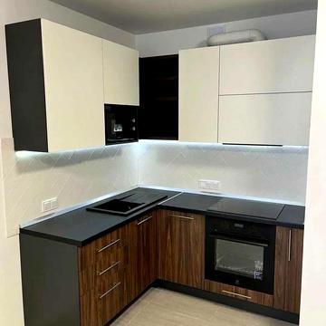 Зарічна вул., 2