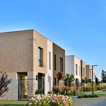 Готовий будинок з басейном та тенісним кортом