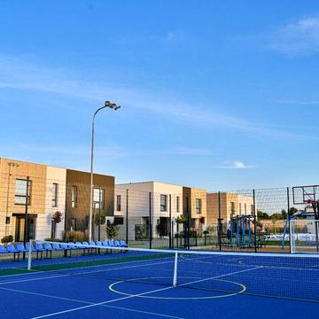 Готовий будинок з басейном та тенісним кортом