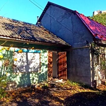 Центр. Перший поверх. Продам квартиру в приватному будинку.