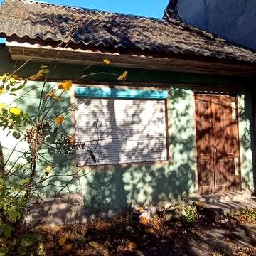 Центр. Перший поверх. Продам квартиру в приватному будинку.