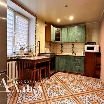 Продам частину будинку з власним двором