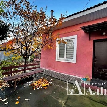 Продам частину будинку з власним двором