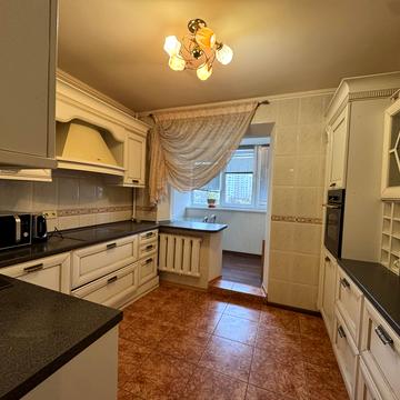 Анни Ахматової вул., 15