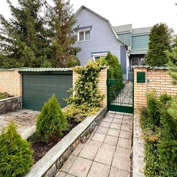 Затишний будинок 20 км від столиці у Гостомелі.