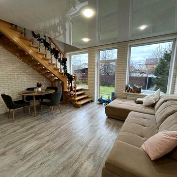 Будинок з гарним ремонтом та меблями в мальвничій Бучі