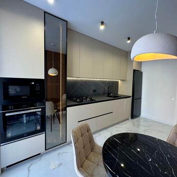 Продаж 2 кімнатної квартири в самому центрі з дизайнерським ремонтом.