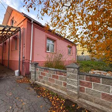 Будинок у місті. Земля 12 соток.