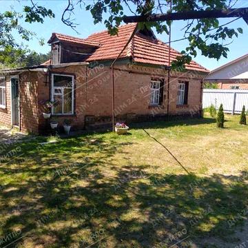 Окремий будинок з власним ставком.