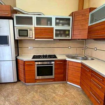 Пропозиція оренди великої двохрівневої квартири на вул. Коновальця