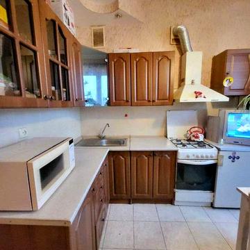 Продам 2-к квартиру в цегляному будинку (Сталінка) Вишгородська 4