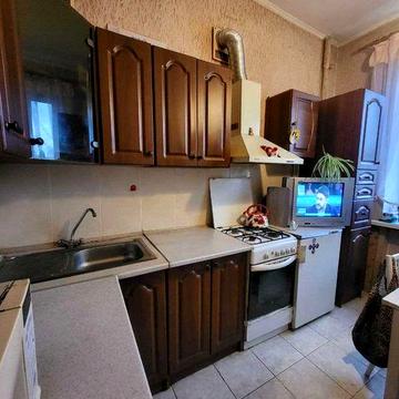 Продам 2-к квартиру в цегляному будинку (Сталінка) Вишгородська 4