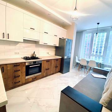 Анни Ахматової вул., 35