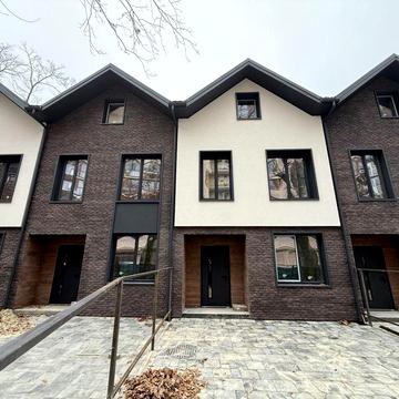 Таунхаус в серці Ірпеня з власним переднім подвірʼям