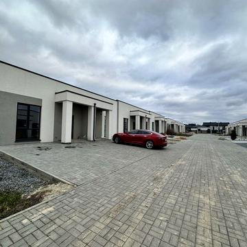 Власник. Котедж на Макарова з внутрішніми роботами