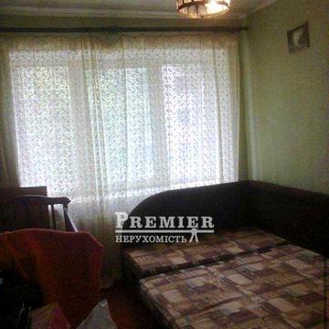 Двокімнатна квартира в теплому будинку, зручна локація