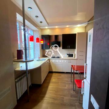 Революційна, 10