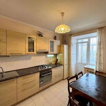 Черкаська вул., 4