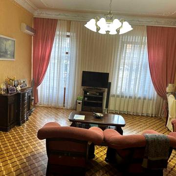 Продам двух уровненную квартиру возле Муз комедии