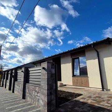 Будинок з гаражем, критою терасою та центр.комунікаціями