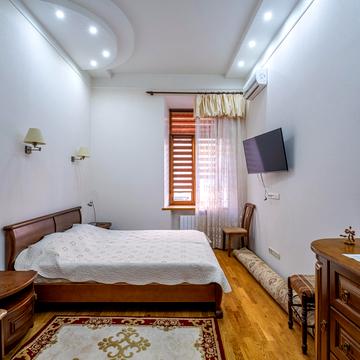 Хрещатик вул. (Kreschatic), 15