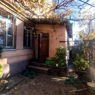 2 комн квартира с палисадником возле Красного Сквера