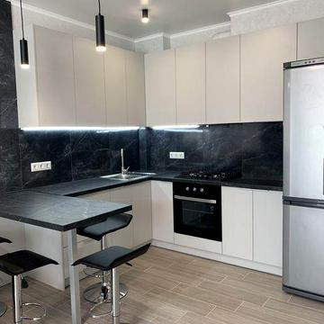 Сахарова/Бочарова, квартира в новом доме, газ, балкон. Охрана